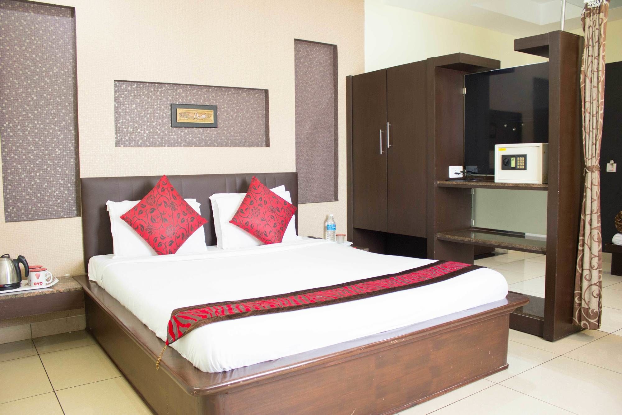 Oyo 4895 Abi Krishna Hotel Pondicherry Exterior foto