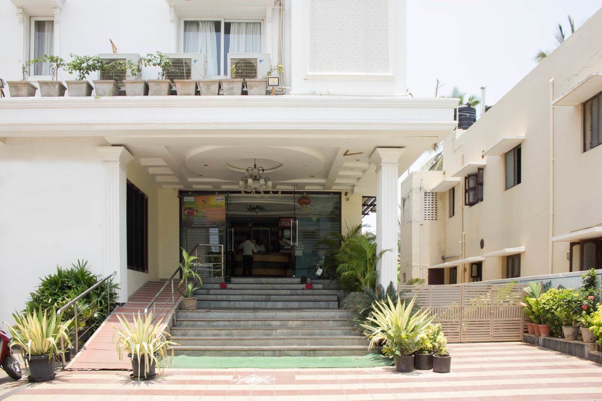 Oyo 4895 Abi Krishna Hotel Pondicherry Exterior foto