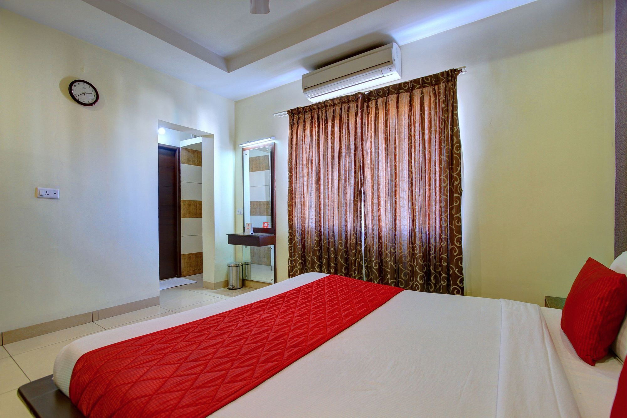 Oyo 4895 Abi Krishna Hotel Pondicherry Exterior foto