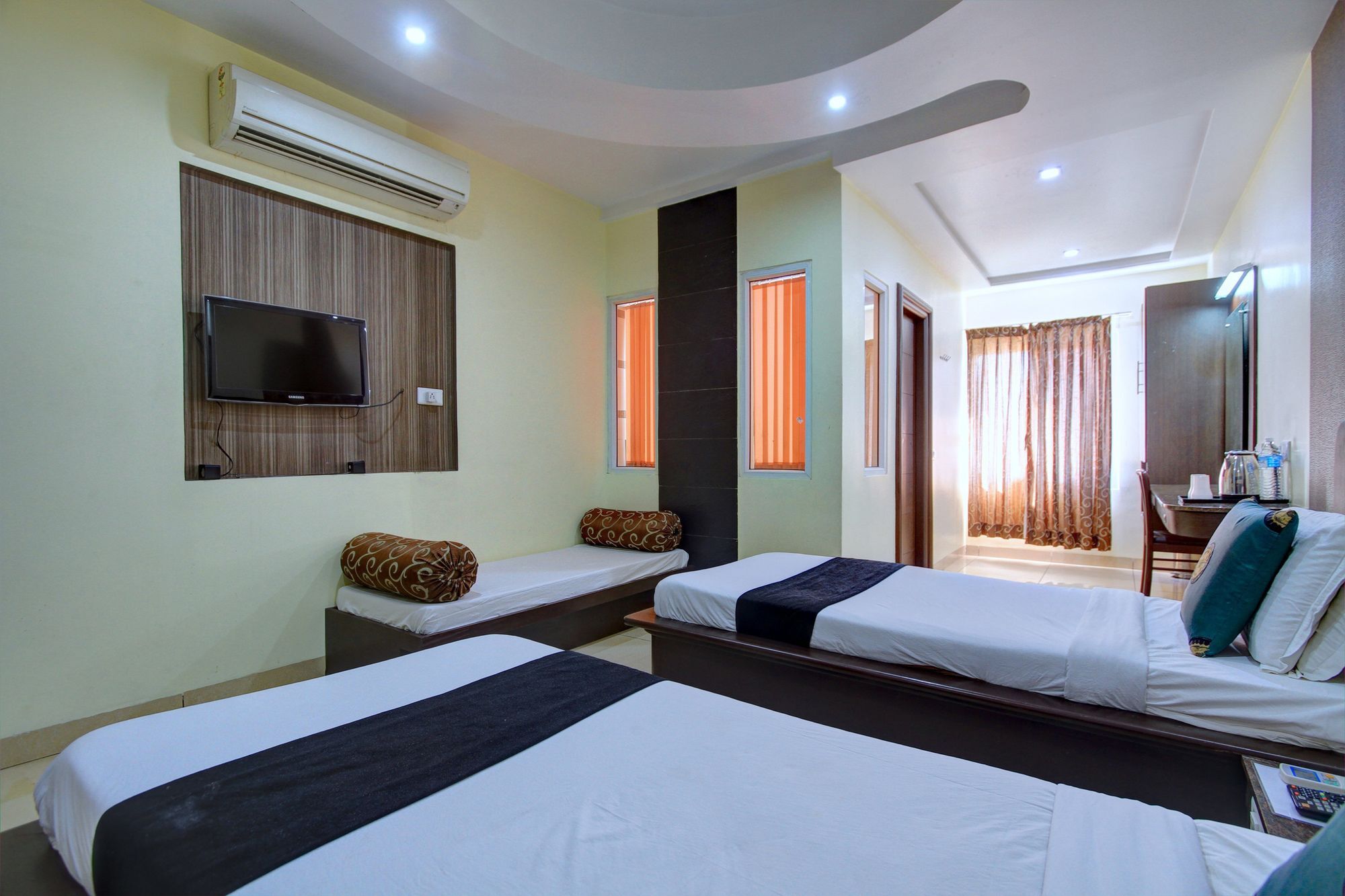 Oyo 4895 Abi Krishna Hotel Pondicherry Exterior foto
